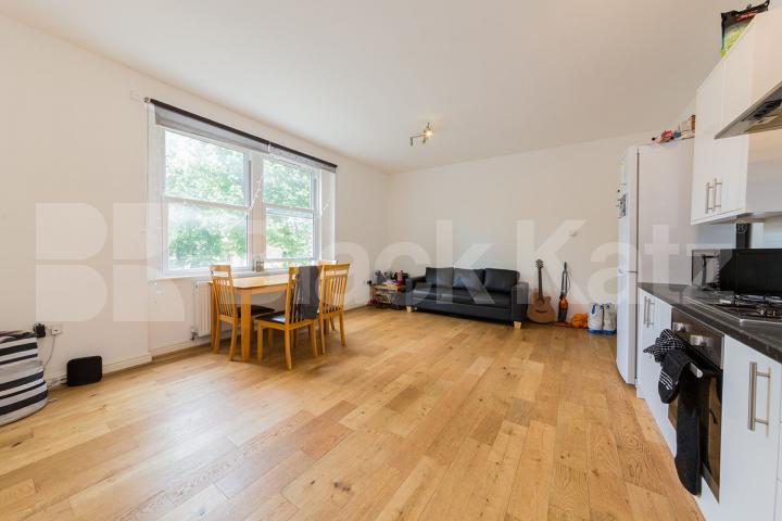 Bright and airy 3 bedroom property with a spacious lounge Hillmarton Road, Islington 